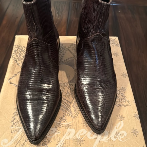 Free People Shoes - Women’s Size EU 39 Free People Luke Western Boot in Bitter Chocolate